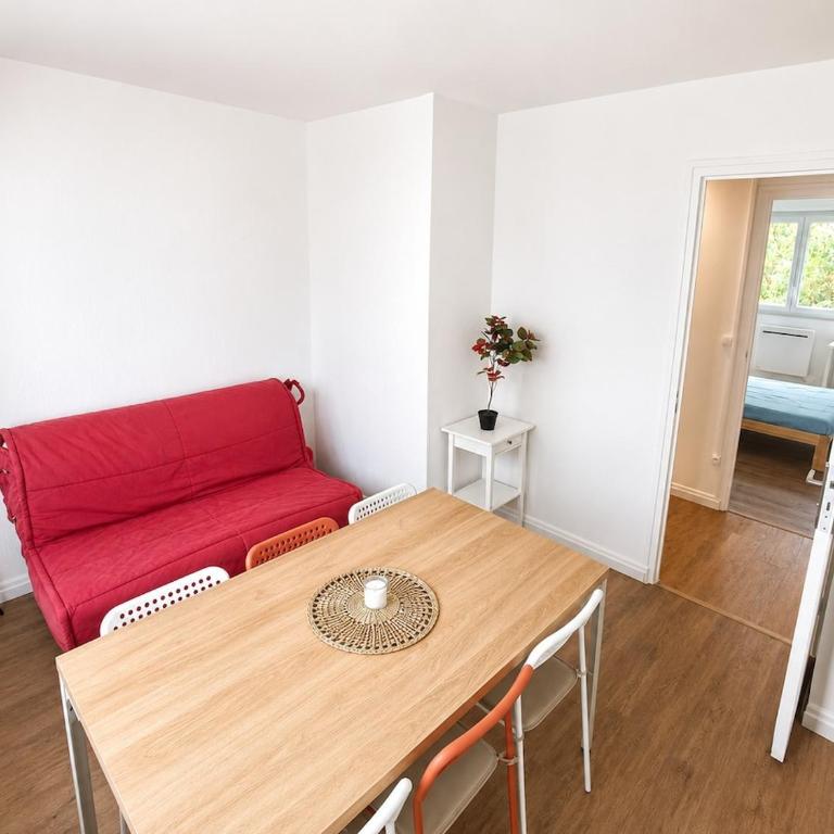 Renovated 4-room apartment - 3 bedrooms - Fully equipped - Apartment mit 3 Schlafzimmern - 6
