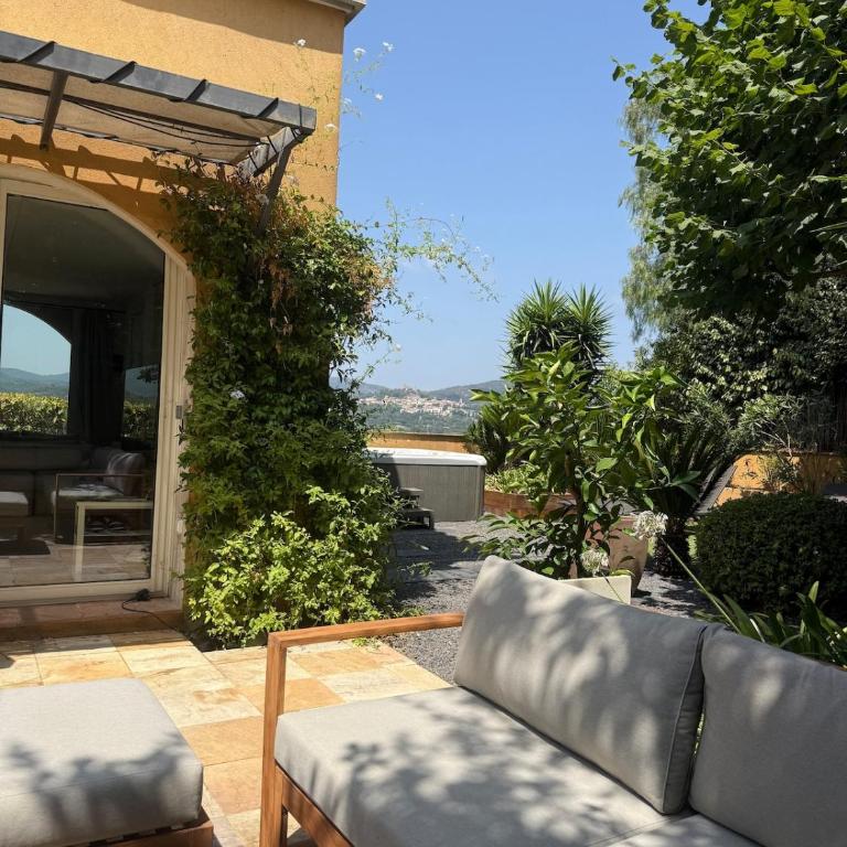Maison avec vue sur le château et jacuzzi - Villa - 10