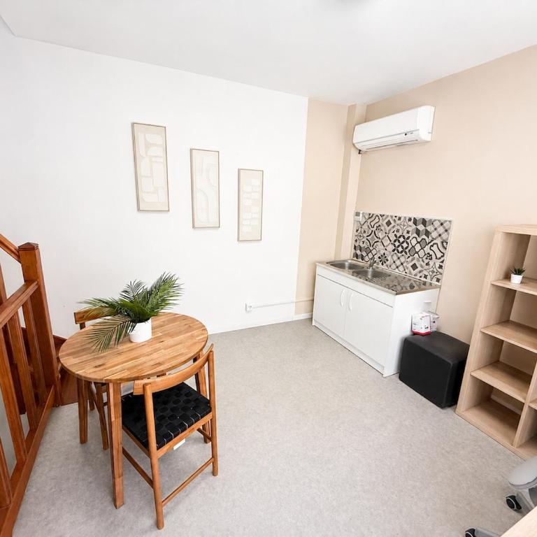 Cosy logement 5 chambres, Nîmes centre ville, Parking, TGV, Arènes à pied - Appartement - 11