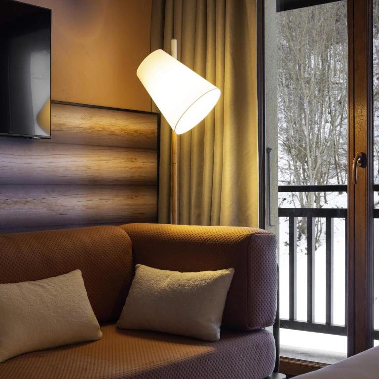 ibis Styles Les Houches Chamonix - Chambre Triple avec 1 Lit Double et 1 Chaise Longue Simple ou 3 Lits Simples - 6