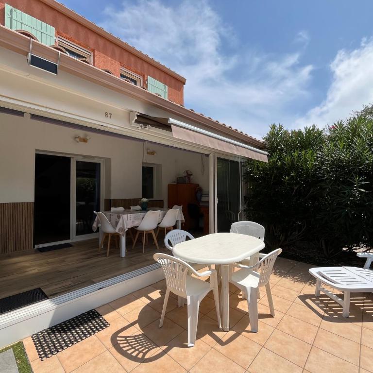 Belle villa 2 chambres, veranda, terrasse parking privatif dans résidence sécurisée avec piscine commune 800 m de la mer LRCS87 - Haus mit 2 Schlafzimmern - 11