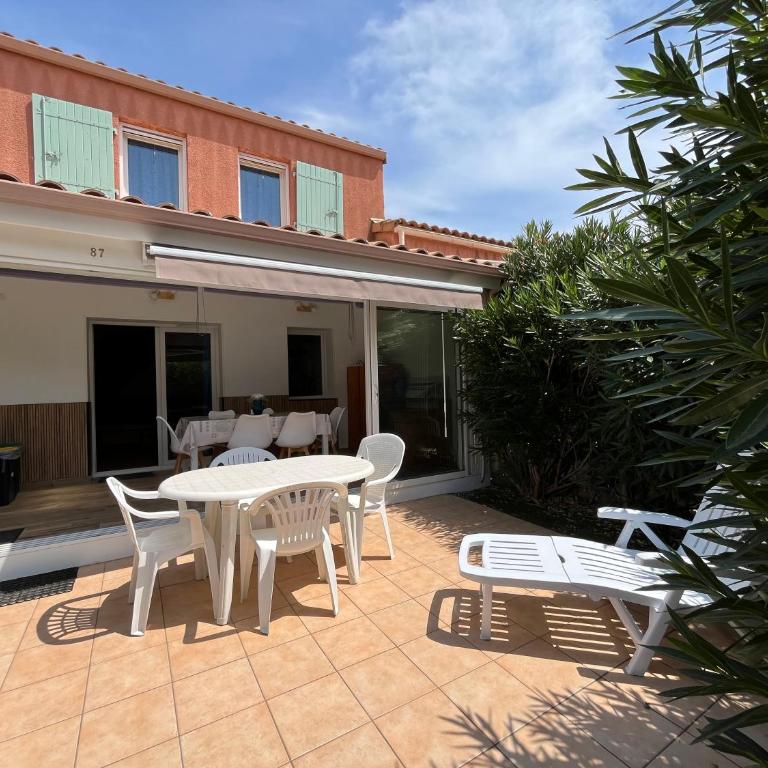 Belle villa 2 chambres, veranda, terrasse parking privatif dans résidence sécurisée avec piscine commune 800 m de la mer LRCS87 - Haus mit 2 Schlafzimmern - 1