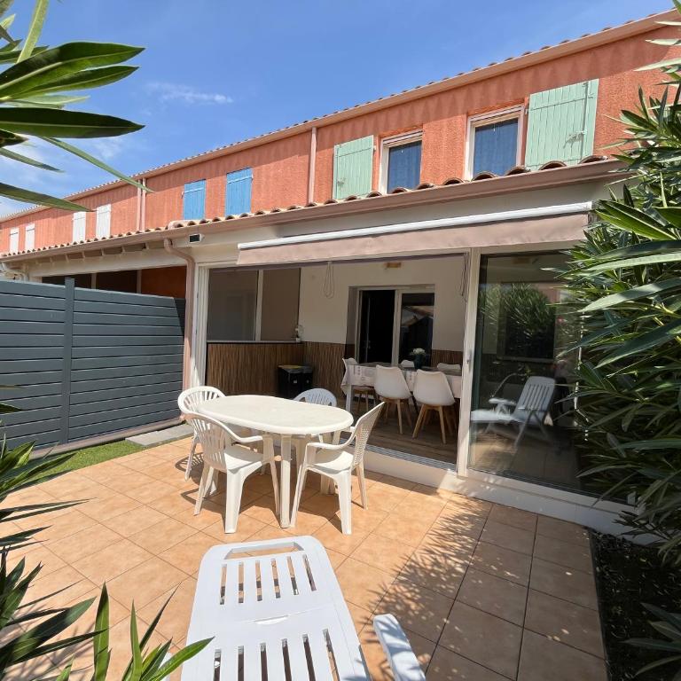 Belle villa 2 chambres, veranda, terrasse parking privatif dans résidence sécurisée avec piscine commune 800 m de la mer LRCS87 - Haus mit 2 Schlafzimmern - 2