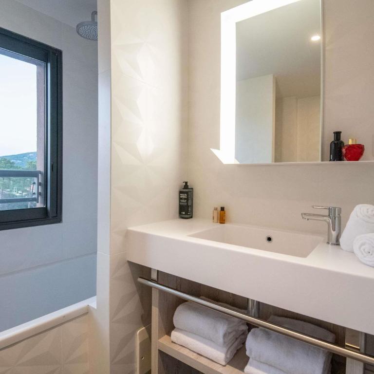 ibis Styles Porto Vecchio - Chambre Familiale avec Canapé-Lit et Balcon - 10