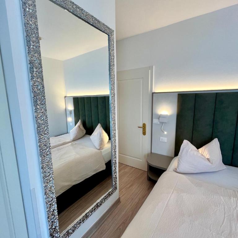 Hotel Villa Carmen - Doppelzimmer mit Balkon und Seeblick - 3