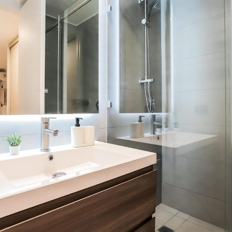 Prime Location In Las Condes Ideal For 3 - Apartment - 19
