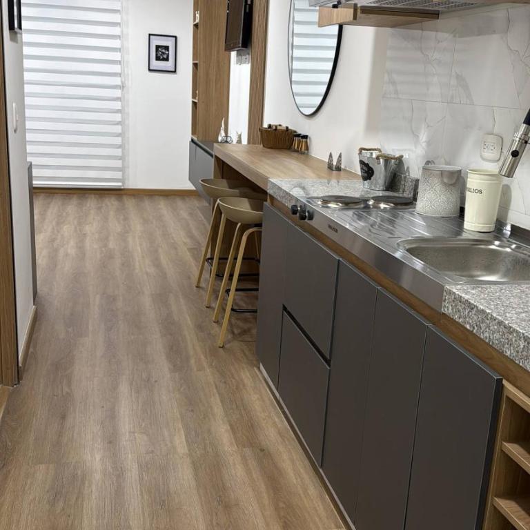Beautiful Loft 5 minutes from the Airport - Apartment - 2