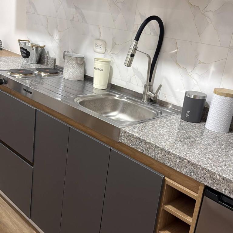 Beautiful Loft 5 minutes from the Airport - Apartment - 4
