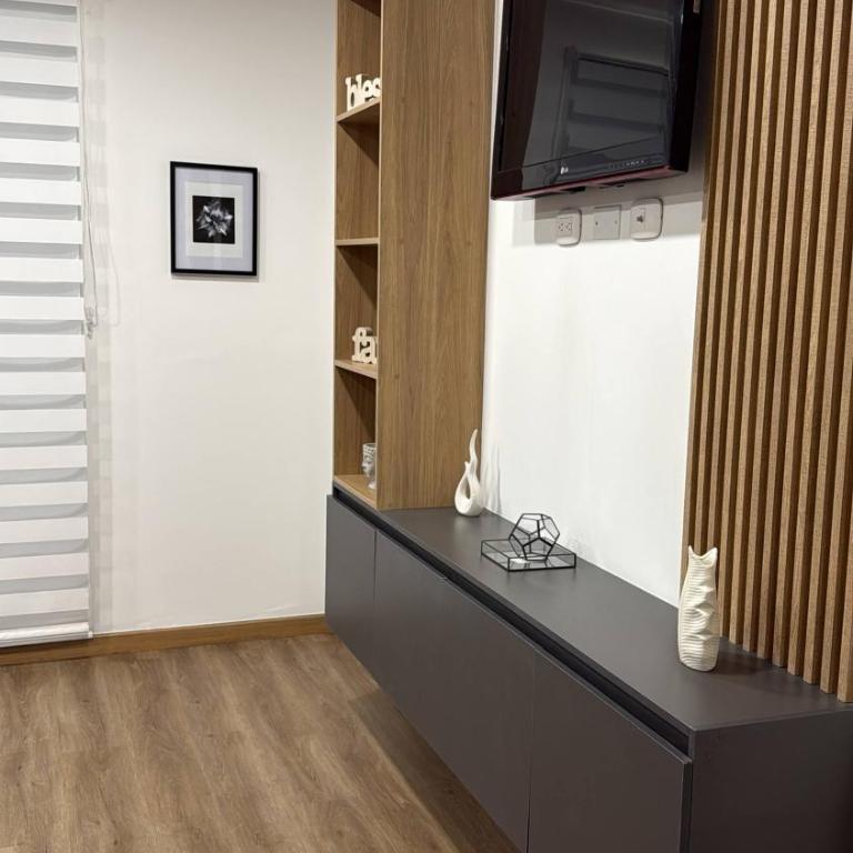 Beautiful Loft 5 minutes from the Airport - Apartment - 9