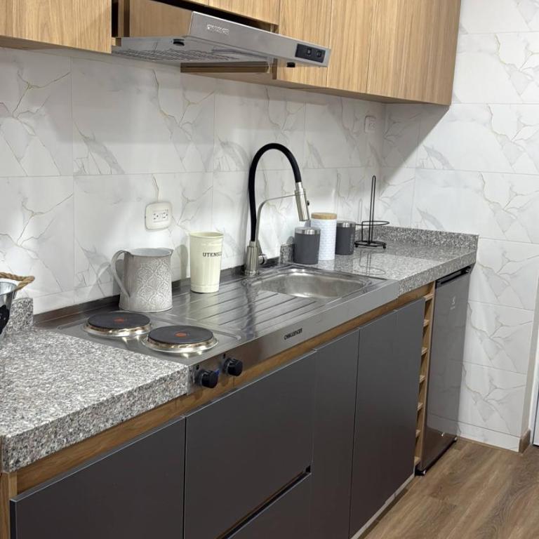 Beautiful Loft 5 minutes from the Airport - Apartment - 13