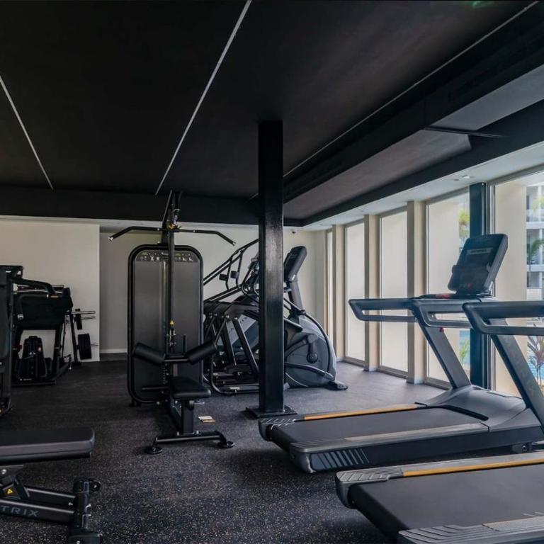 Stylish Apt with Private Balcony, Pool and Gym - Apartamento - 17