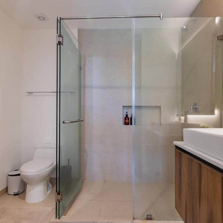 Stylish Apt with Private Balcony, Pool and Gym - Apartamento - 44