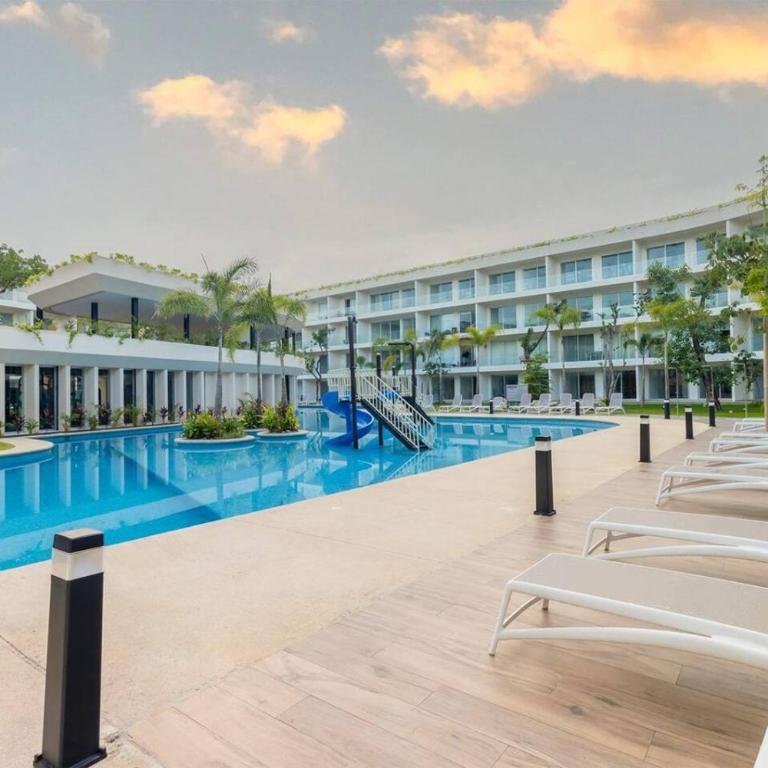 Stylish Apt with Private Balcony, Pool and Gym - Apartamento - 62