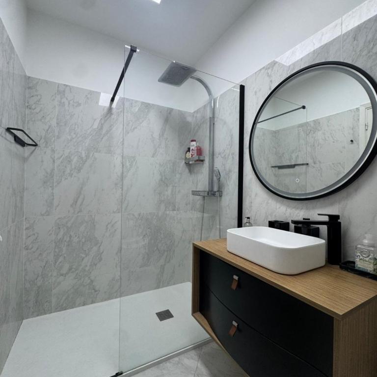 Elegant Riviera Apartment with Large Sunny Terrace - One-Bedroom Apartment with Terrace - 11