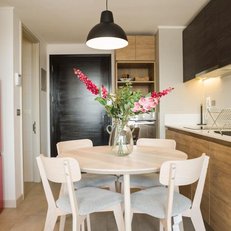 Charming 2BR Retreat for Five in Lively Nunoa - Apartamento - 11