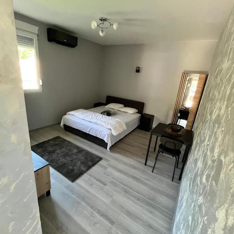 Apartman Popović - Deluks Dvokrevetna Soba sa Bračnim Krevetom - 6