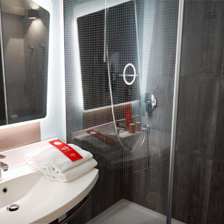ibis Amboise - Chambre Standard avec 1 Lit Double et 1 Lit Simple - 4