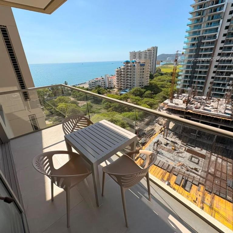 Amplio Apartamento con Vista Lateral al Mar - Three-Bedroom Apartment - 47