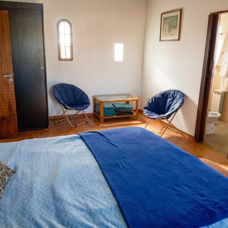 Piscina, quincho y vista al Cordón del Plata - Casa Unifamiliar de 3 dormitorios - 4