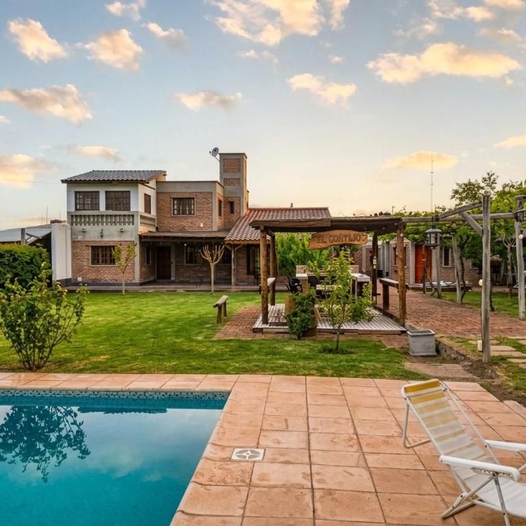 Piscina, quincho y vista al Cordón del Plata - Casa Unifamiliar de 3 dormitorios - 1