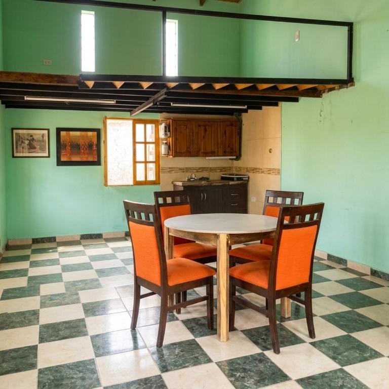 Piscina, quincho y vista al Cordón del Plata - Casa Unifamiliar de 3 dormitorios - 5