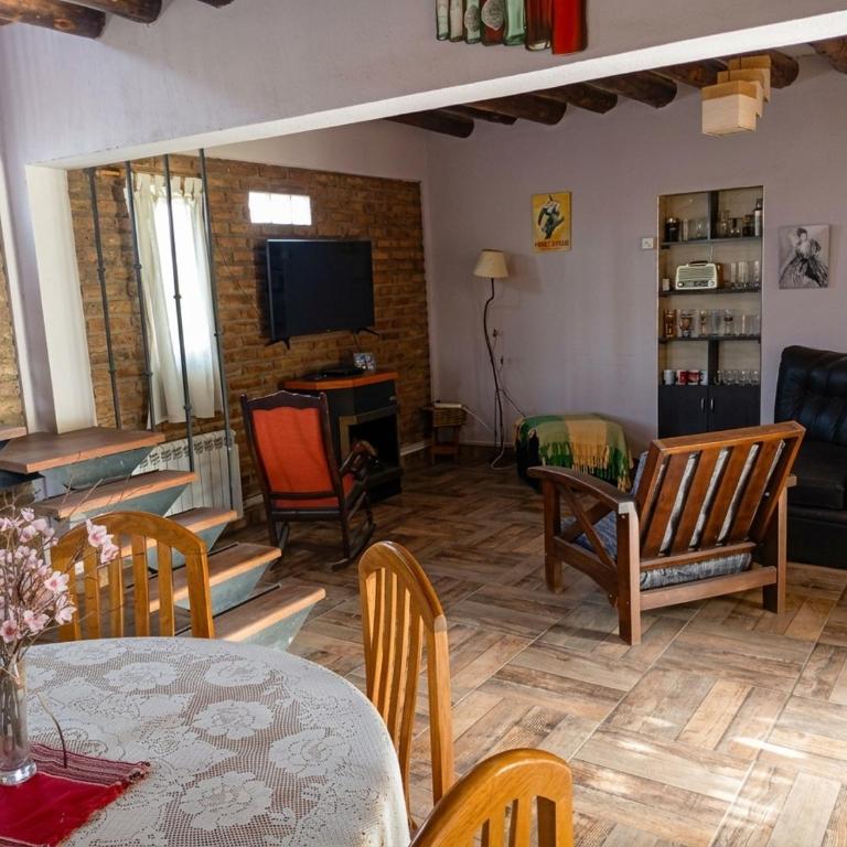 Piscina, quincho y vista al Cordón del Plata - Casa Unifamiliar de 3 dormitorios - 19