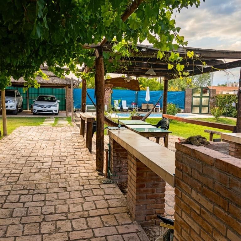 Piscina, quincho y vista al Cordón del Plata - Casa Unifamiliar de 3 dormitorios - 23