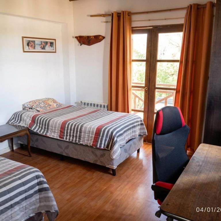 Piscina, quincho y vista al Cordón del Plata - Casa Unifamiliar de 3 dormitorios - 25