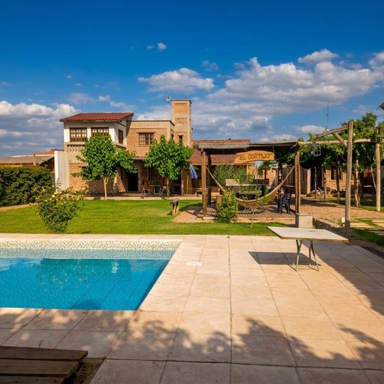 Piscina, quincho y vista al Cordón del Plata - Casa Unifamiliar de 3 dormitorios - 29