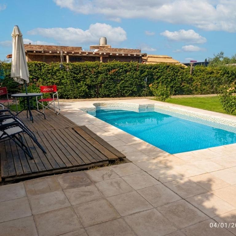 Piscina, quincho y vista al Cordón del Plata - Casa Unifamiliar de 3 dormitorios - 30