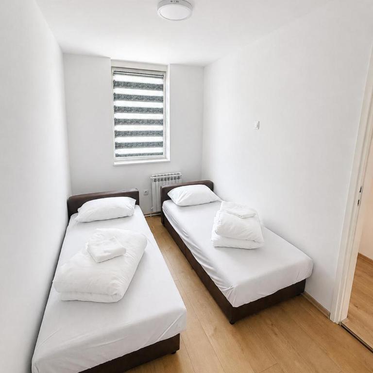 Riverside Residence, 10min Airport - Three-Bedroom Vacation Home - 4