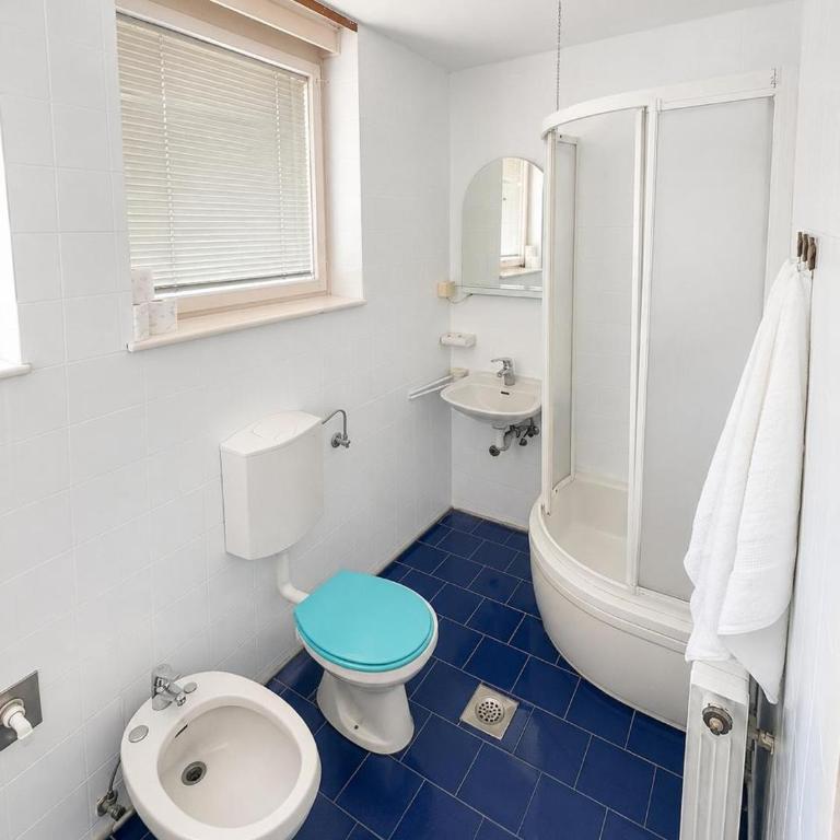 Riverside Residence, 10min Airport - Three-Bedroom Vacation Home - 5