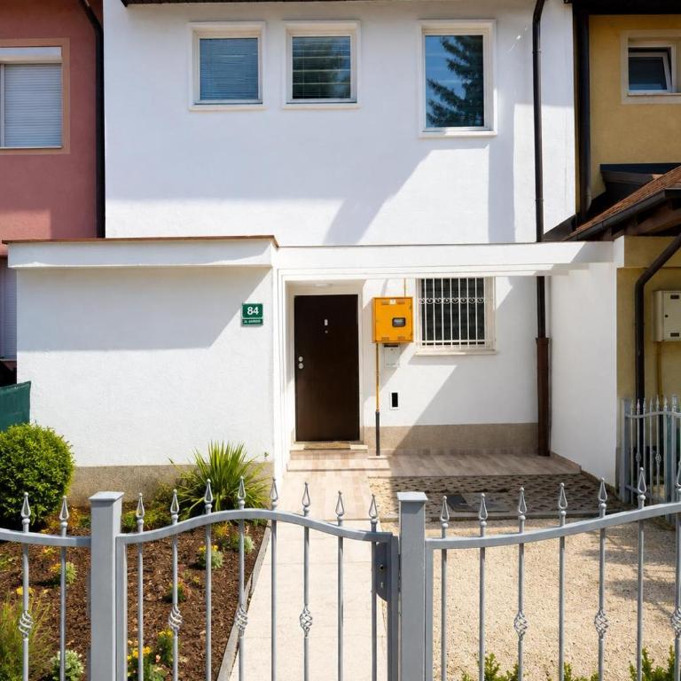 Riverside Residence, 10min Airport - Three-Bedroom Vacation Home - 8