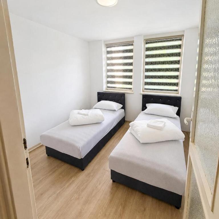 Riverside Residence, 10min Airport - Three-Bedroom Vacation Home - 6