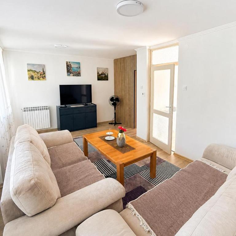 Riverside Residence, 10min Airport - Three-Bedroom Vacation Home - 1