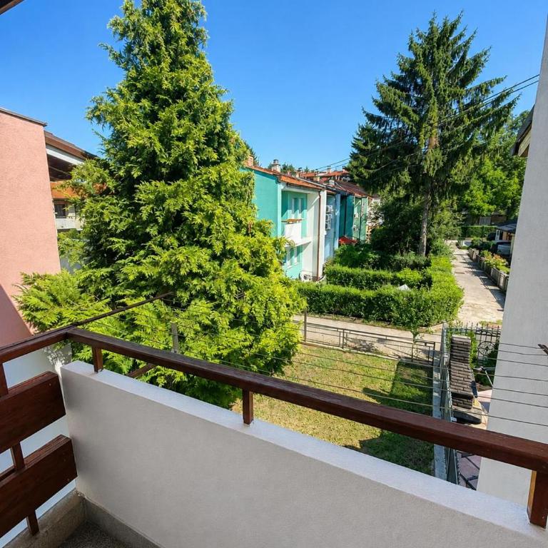 Riverside Residence, 10min Airport - Three-Bedroom Vacation Home - 3