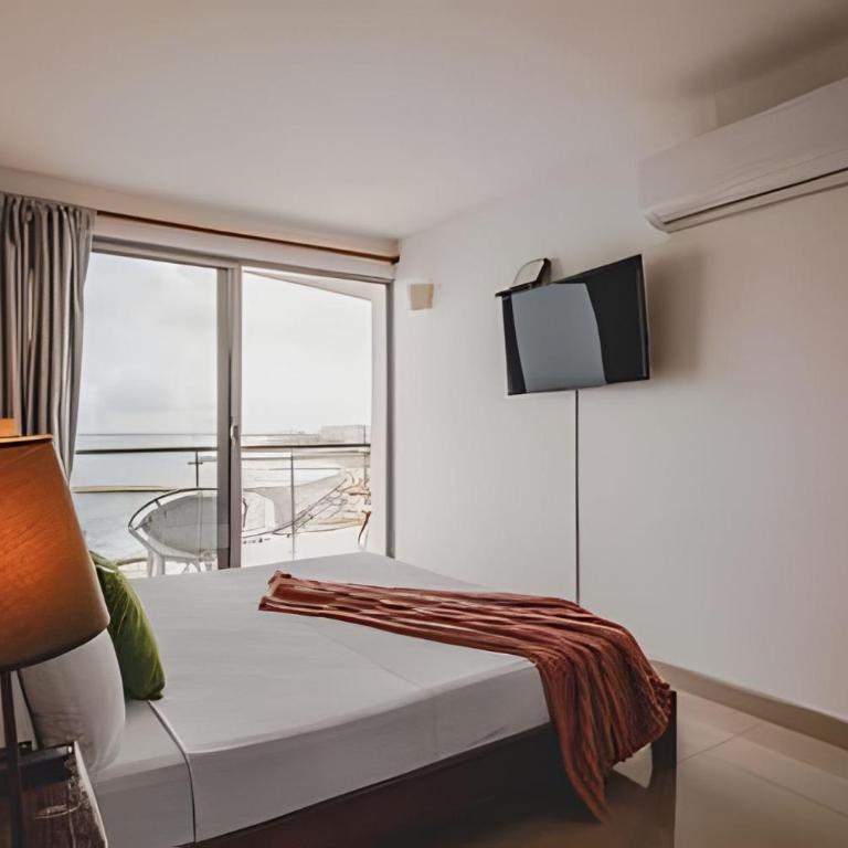 Sunset Oceanfront+ Gym Jacuzzi - Apartment with Sea View - 13