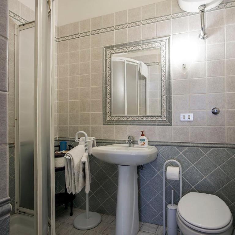 Affittacamere Chiti Melania - Camera Matrimoniale con Bagno Privato - 24