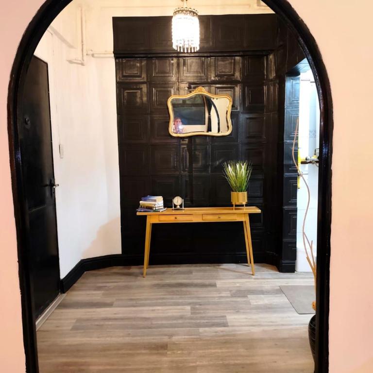 Peatonal y San Martín Galeria Historica Departamento - Three-Bedroom Apartment - 70