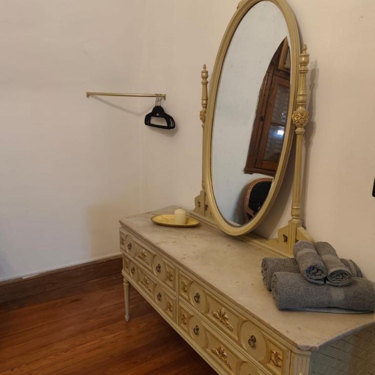 Peatonal y San Martín Galeria Historica Departamento - Three-Bedroom Apartment - 75