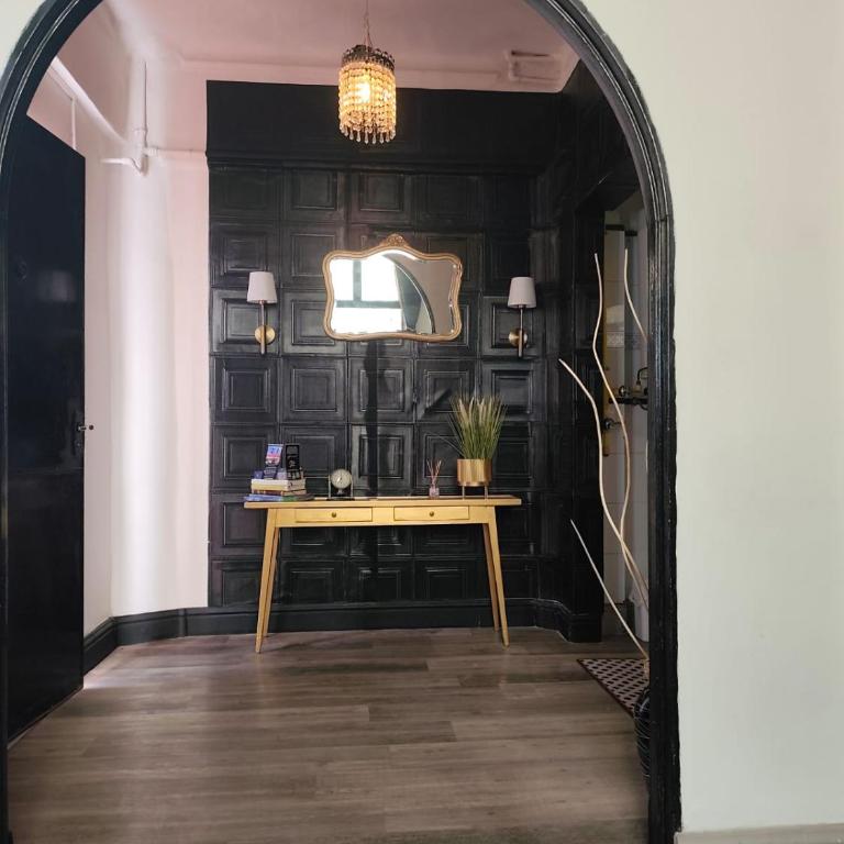 Peatonal y San Martín Galeria Historica Departamento - Three-Bedroom Apartment - 78