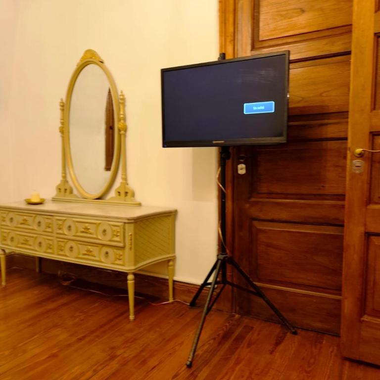 Peatonal y San Martín Galeria Historica Departamento - Three-Bedroom Apartment - 83