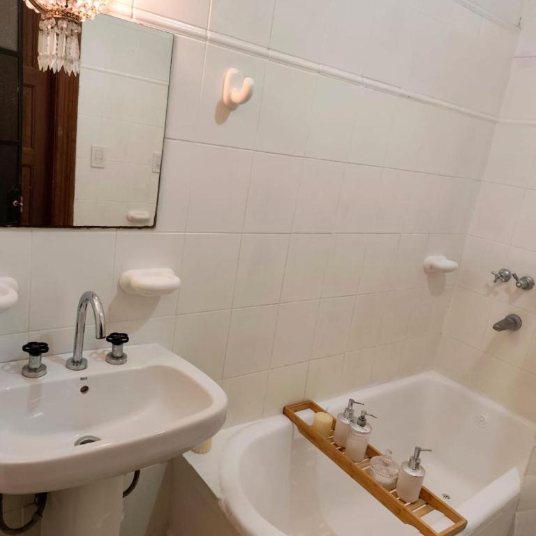 Peatonal y San Martín Galeria Historica Departamento - Three-Bedroom Apartment - 85