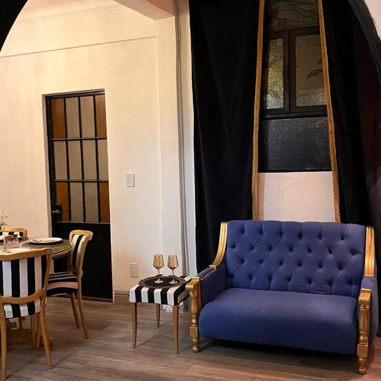 Peatonal y San Martín Galeria Historica Departamento - Three-Bedroom Apartment - 92