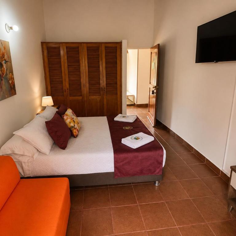 El Remanso del Colibri - Six-Bedroom House - 37