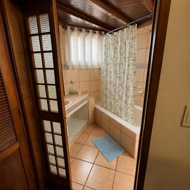 El Remanso del Colibri - Six-Bedroom House - 41