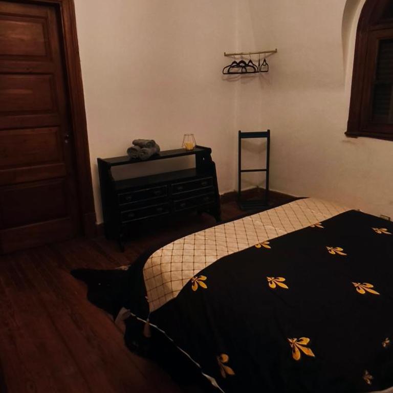 Peatonal y San Martín Galeria Historica Departamento - Three-Bedroom Apartment - 96