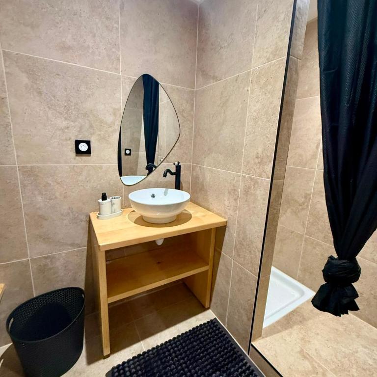Studio de charme face à la cité - Appartement 1 Chambre - 12