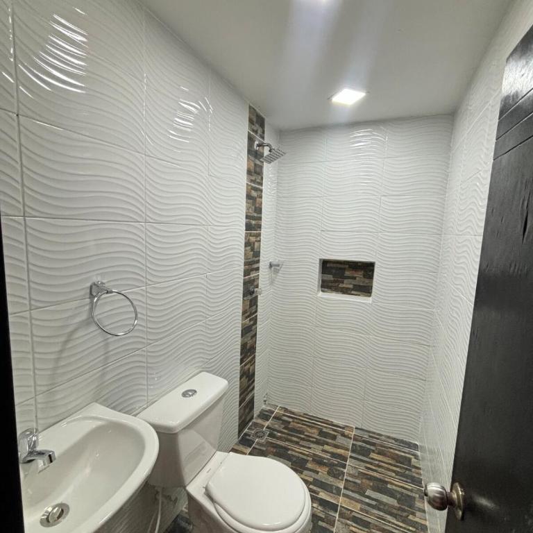 Tu sala exterior en el corazón de Bello - Two-Bedroom Apartment - 8