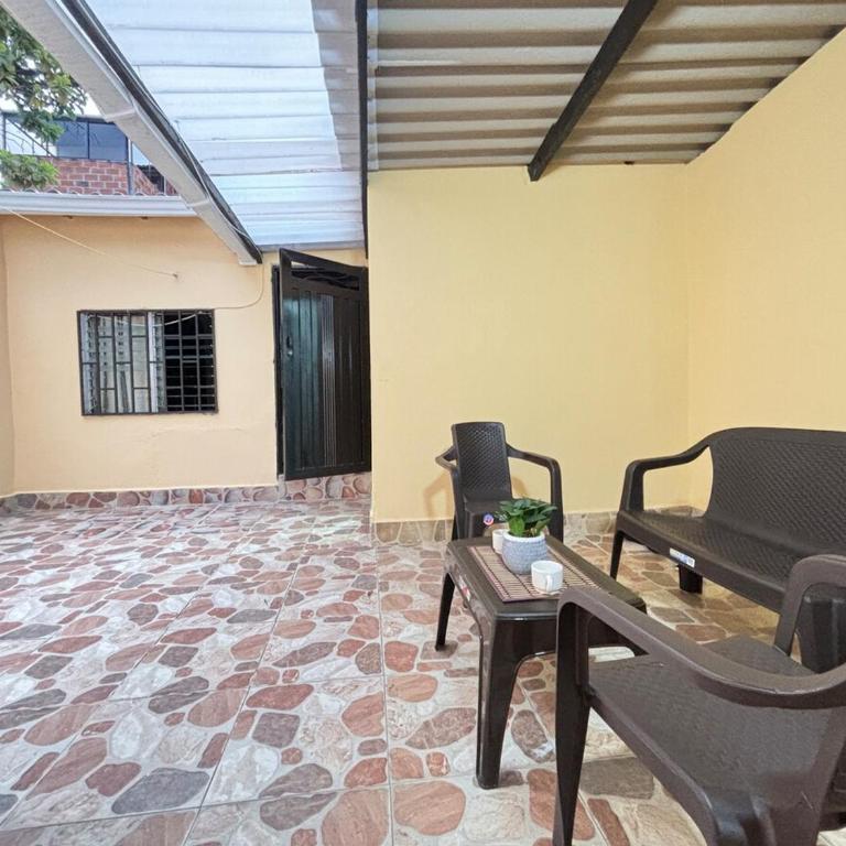Tu sala exterior en el corazón de Bello - Two-Bedroom Apartment - 18
